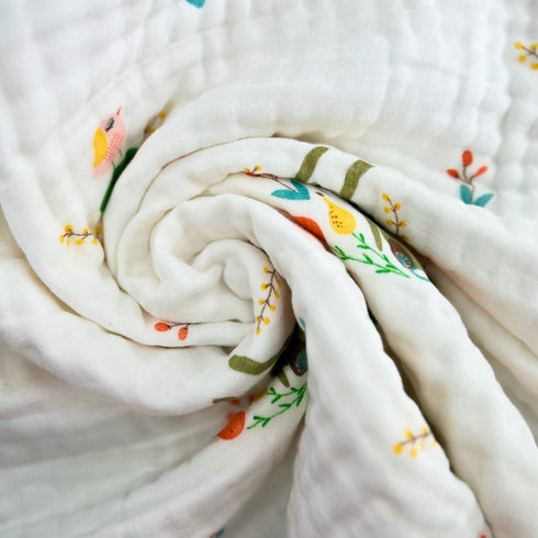 Manta envolvente para bebé con encantador estampado de conejito y pájaro, color crema con ribete verde | 100 % algodón | 109 x 109 cm