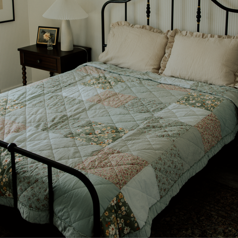 green patterned quilt