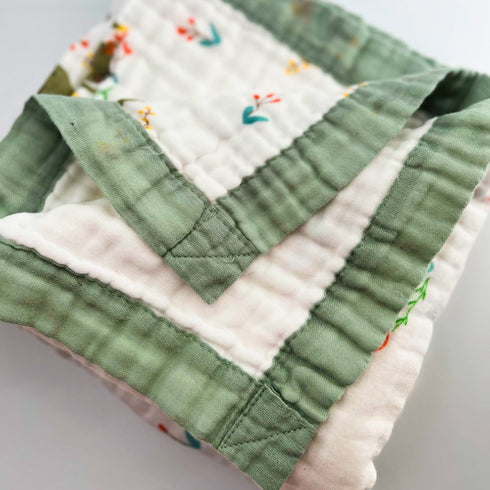 Manta envolvente para bebé con encantador estampado de conejito y pájaro, color crema con ribete verde | 100 % algodón | 109 x 109 cm