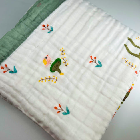 Manta envolvente para bebé con encantador estampado de conejito y pájaro, color crema con ribete verde | 100 % algodón | 109 x 109 cm