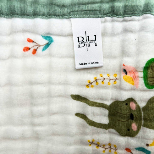 Manta envolvente para bebé con encantador estampado de conejito y pájaro, color crema con ribete verde | 100 % algodón | 109 x 109 cm