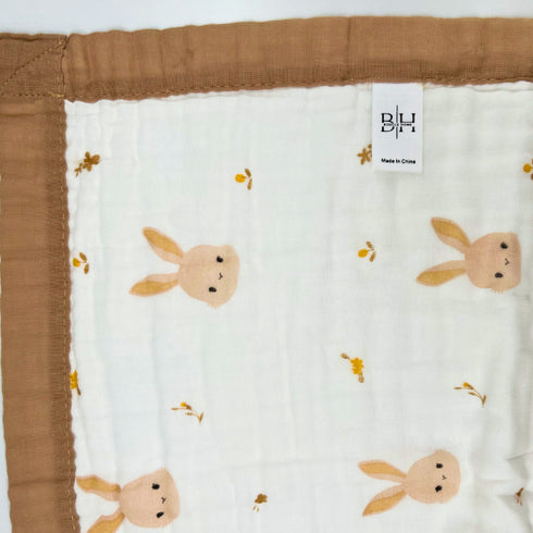 Manta para bebé 100 % algodón | Blanca con ribete marrón y estampado de conejitos | 109 x 109 cm