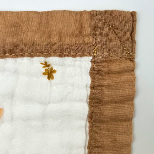 Manta para bebé 100 % algodón | Blanca con ribete marrón y estampado de conejitos | 109 x 109 cm