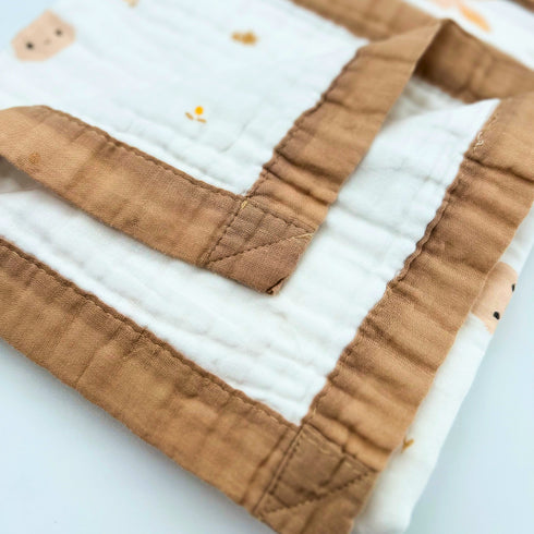 Manta para bebé 100 % algodón | Blanca con ribete marrón y estampado de conejitos | 109 x 109 cm