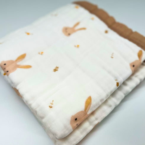 Manta para bebé 100 % algodón | Blanca con ribete marrón y estampado de conejitos | 109 x 109 cm
