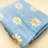 Manta de bebé azul y blanca con margaritas | 100 % algodón | 6 capas | 89 x 100 cm