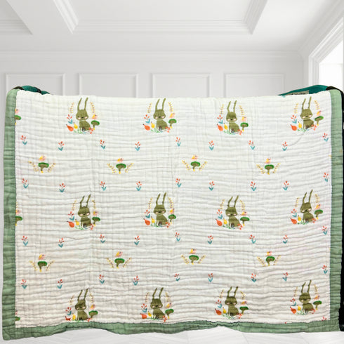Manta envolvente para bebé con encantador estampado de conejito y pájaro, color crema con ribete verde | 100 % algodón | 109 x 109 cm